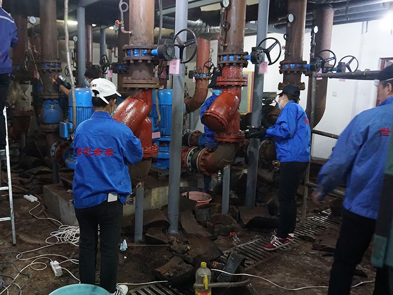 中央空調(diào)清洗維護(hù)施工現(xiàn)場