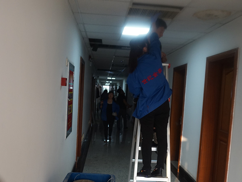 中央空調(diào)清洗維護(hù)施工現(xiàn)場